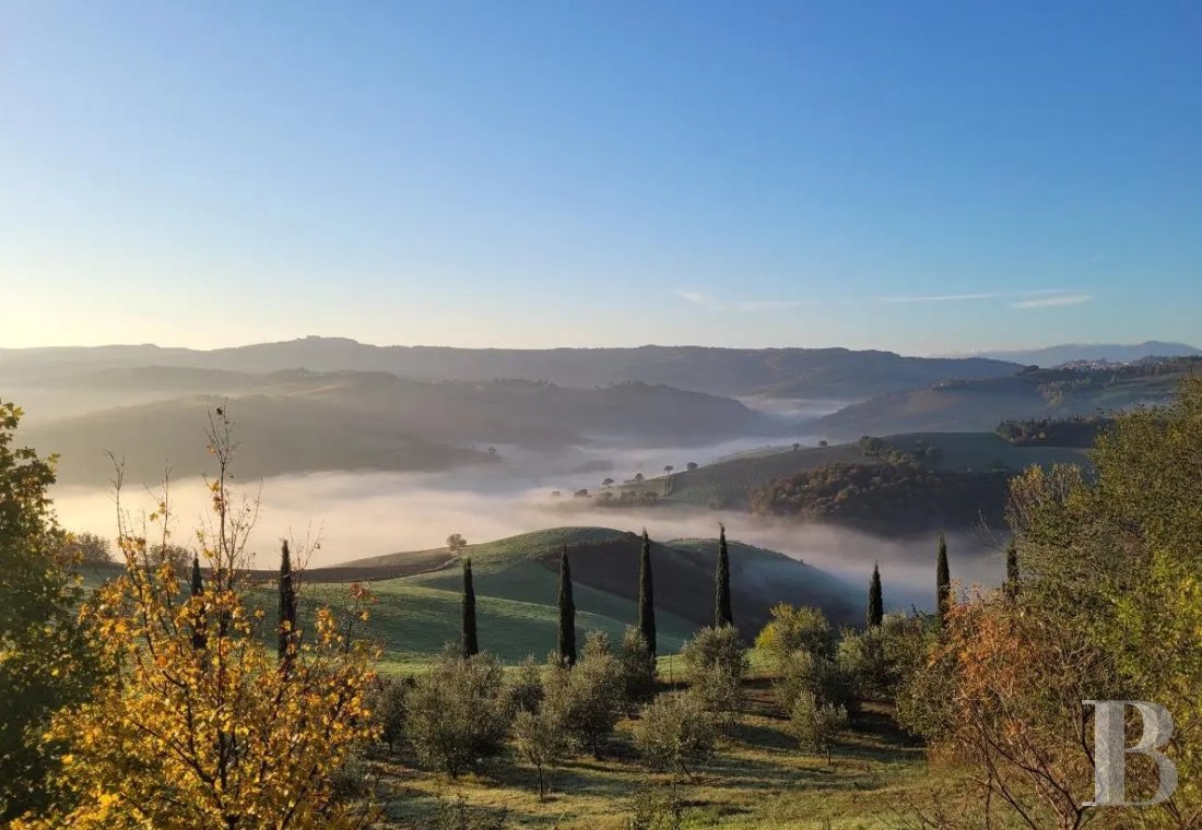 En Italie centrale, dans la région des Marches et à proximité d’Urbino, une ancienne ferme du 15e siècle dominant la campagne - photo  n°15